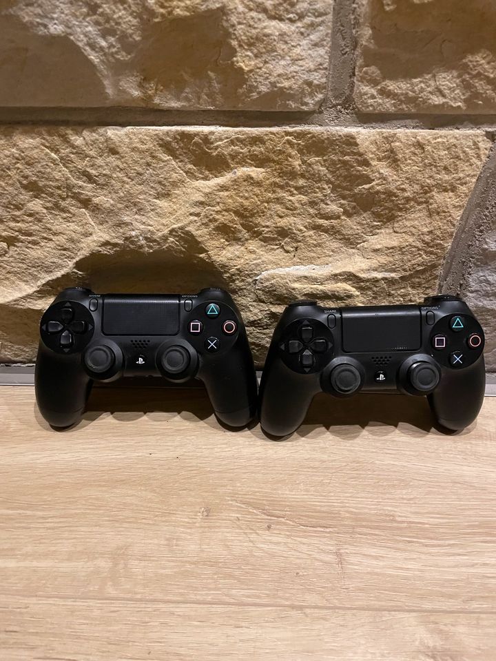 PlayStation 4 500GB black inklusive Spiele zwei Controller in Groß Twülpstedt