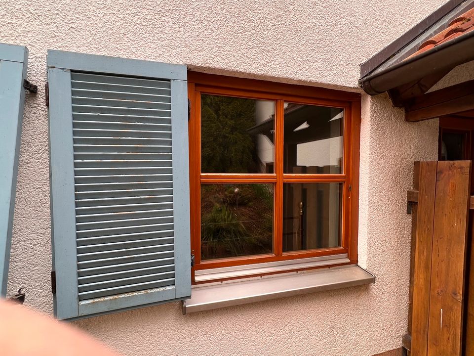 Fensterläden aus Holz mit Halterung in Ansbach