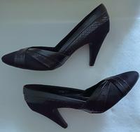 Pumps Veloursleder Verzierung Schwarz  Gr. 41 Absatz ca. 9 cm Schleswig-Holstein - Lübeck Vorschau