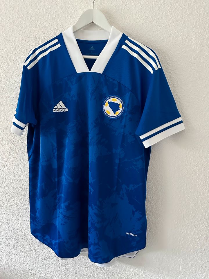 Adidas Bosnien Trikot L Bosnien Nationalmannschaft Trikot L Shirt in  Lindenthal - Köln Sülz | eBay Kleinanzeigen ist jetzt Kleinanzeigen