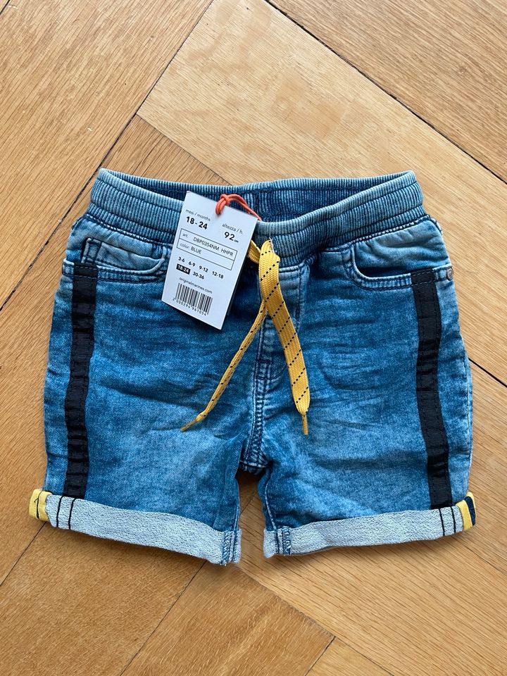 Kurze Hose Shorts Jeans 92 18-24 Monate in Freiburg im Breisgau