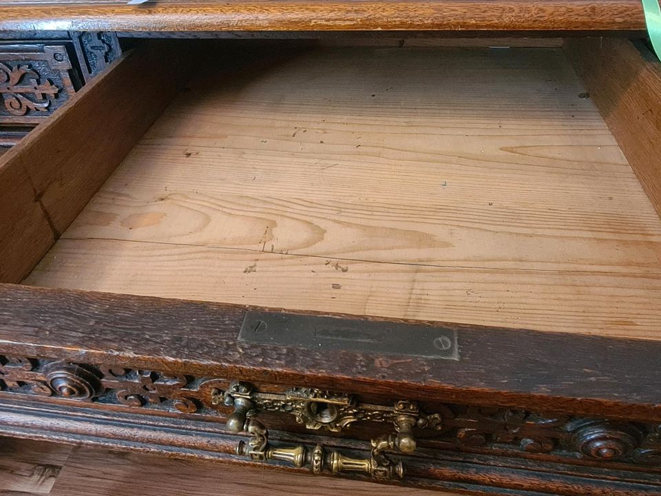 Schreibtisch Stuhl antik Antiquität Holz braun Verzierungen in Bad Wörishofen