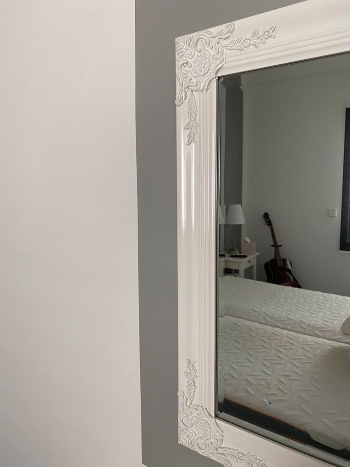 Spiegel in weißem Rahmen in Kronau