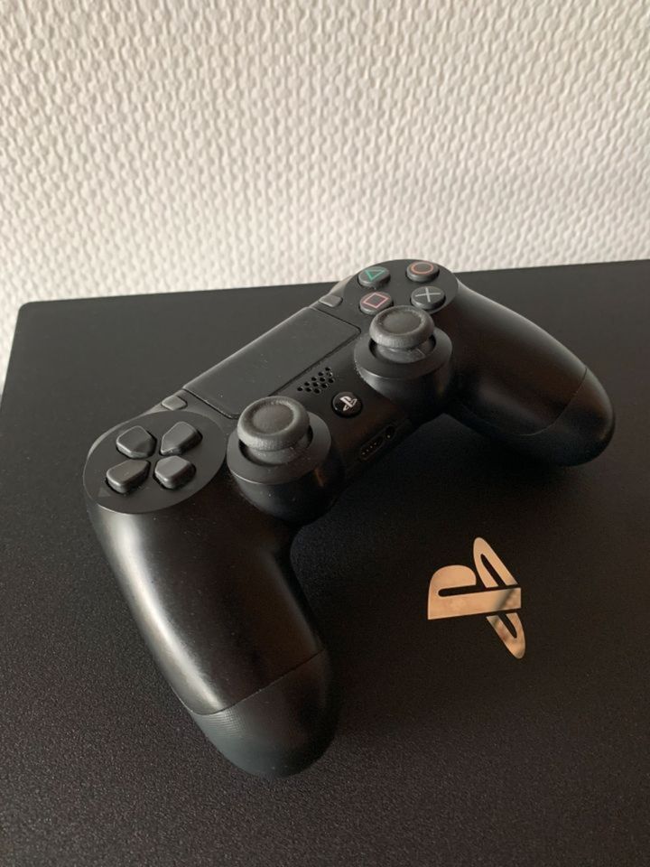 Sony PlayStation 4 Pro 1TB - Black - 3 Spiele - PS4 - TOP ZUSTAND in Korbach