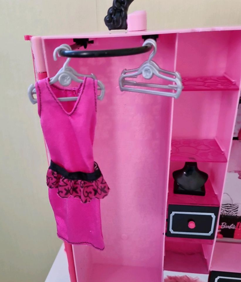 Mattel Barbie Koffer Aufbewahrung Kleiderschrank pink in Heringen (Werra)