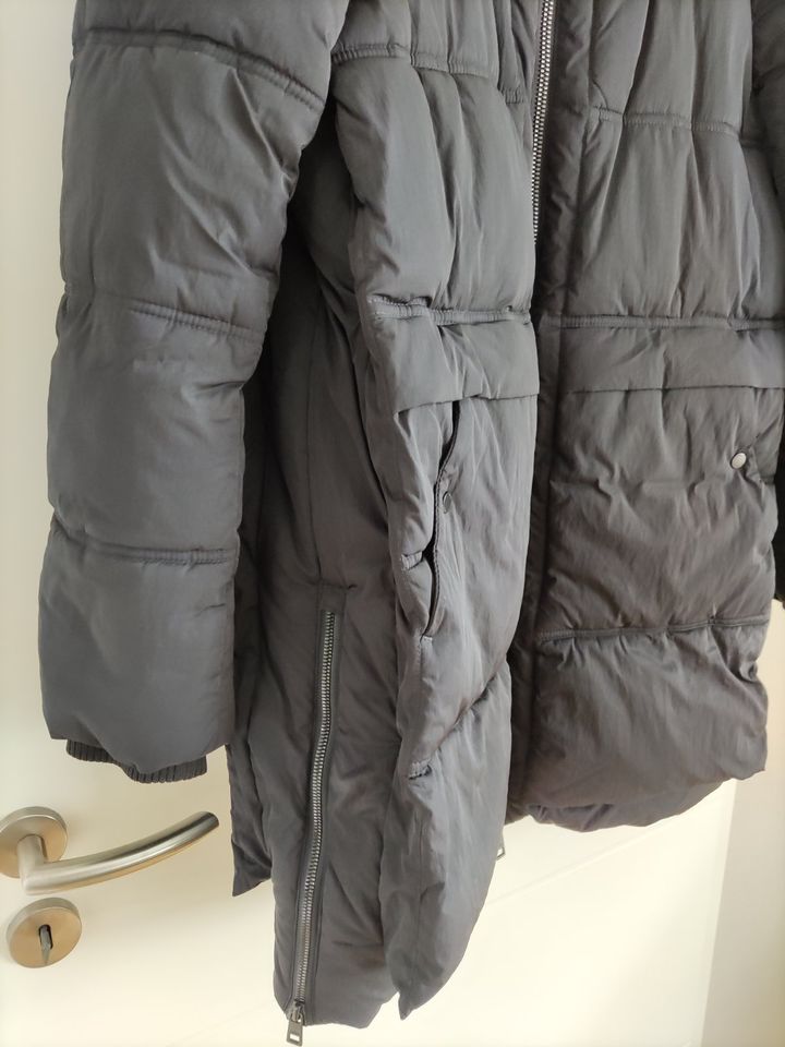 ESPRIT Winterjacke mit Kapuze und tollen Details schwarz Gr.L in Papenburg