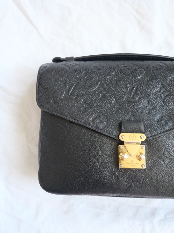 Louis Vuitton Metis Schwarz Empreinte Monogramm Pochette Fullset in München