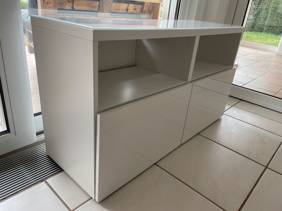 IKEA Bästa TV Schrank mit Glasplatte + 2 Schubladen weiß glänzend in Coburg