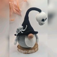 Halloween Gnom mit Spinne und Totenkopf | Handmade | Amigurumi Bochum - Bochum-Süd Vorschau