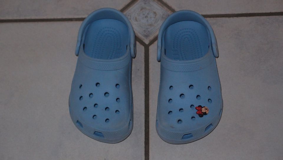 Crocs Kinder Schuhe Gr.33,blau,Micky Maus Anstecker,TOP !!! in Neuwied