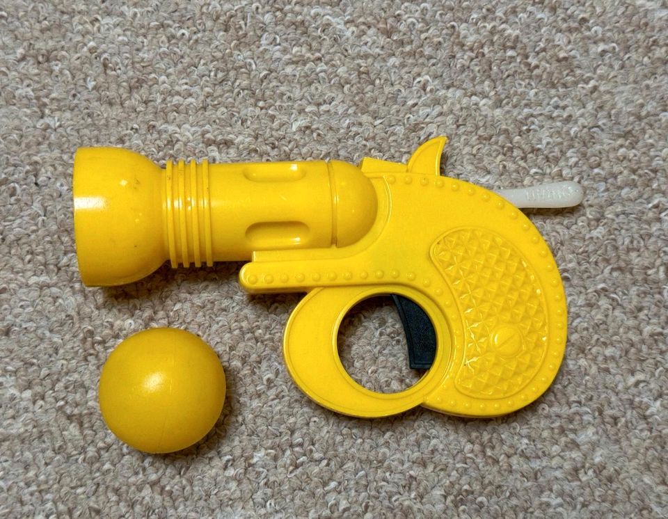 DDR Kinder Spielzeug Pistolen Ballpisttole Pistolenhalfter in Halle