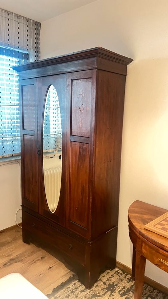 Antik Schrank  Garderobe mit oval Spiegel in Nidderau