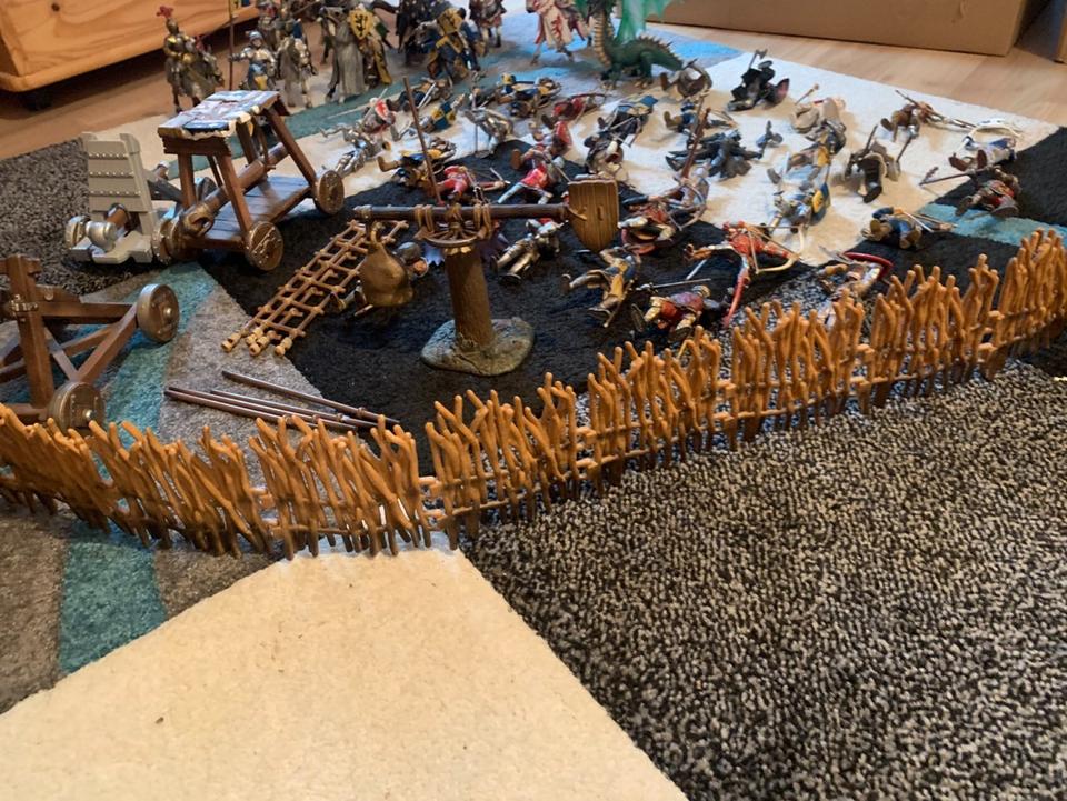 Riesige Schleich Ritterburg mit etlichen Rittern und mehr in Krefeld