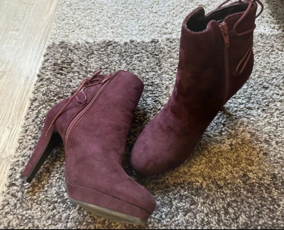 Lila Stiefeletten mit Absatz in Zehdenick