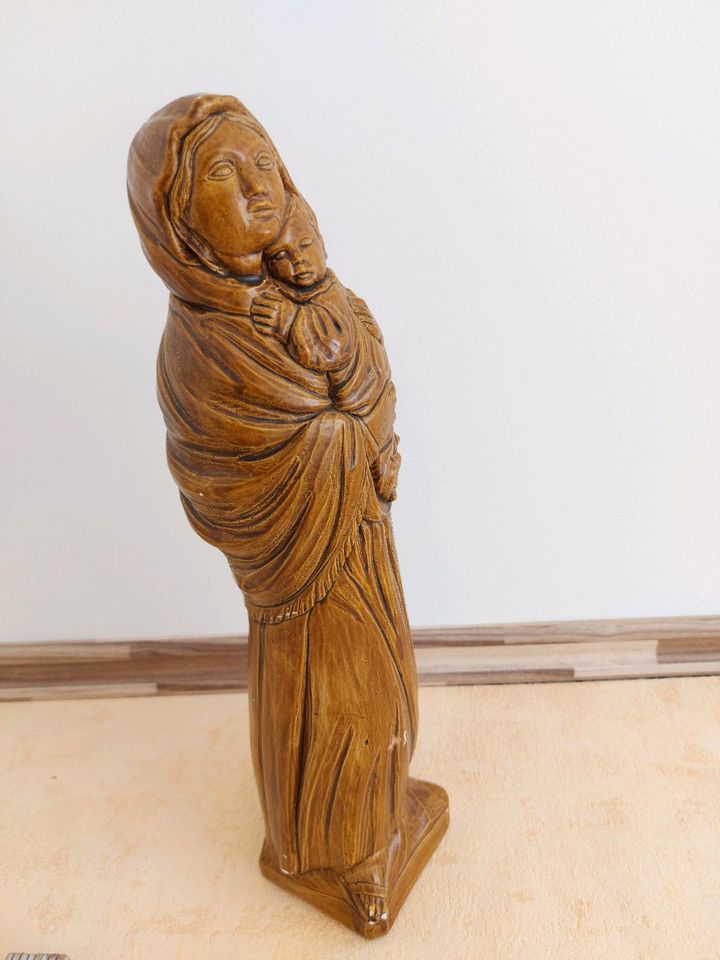 Maria mit Kind aus Kunststein ,Gießmatmor oder Gips in Wetzlar