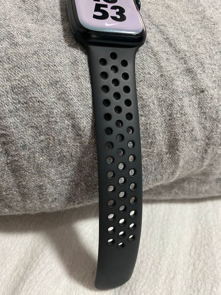 Apple Watch 7 Nike Edition 99% Batterie Kapazität in Hamburg