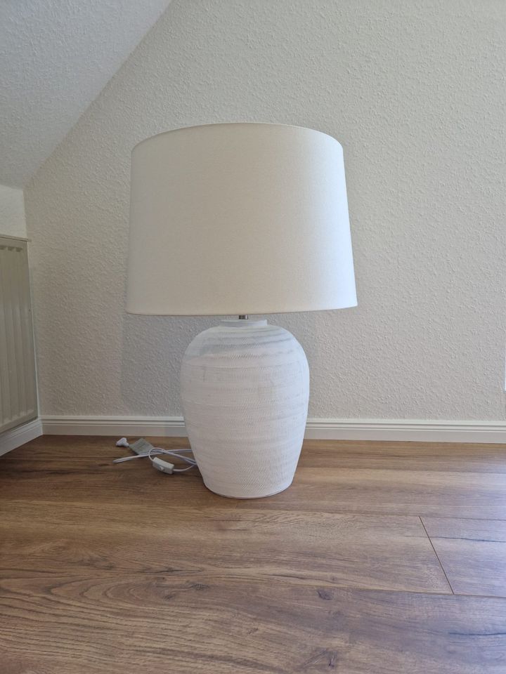 Lampe SANITJA / Tischlampe / Stehleuchte in Schwarme