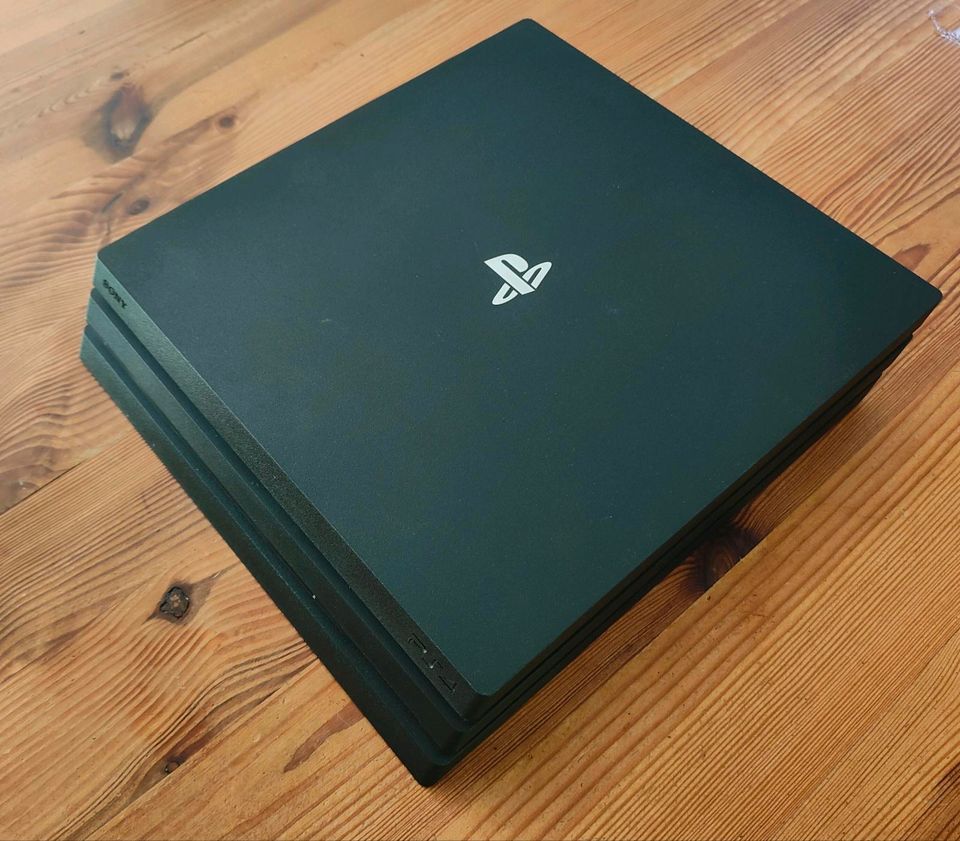 PlayStation 4 Pro | 1000 GB | 1 Controller + 2 Spiele in Hamburg