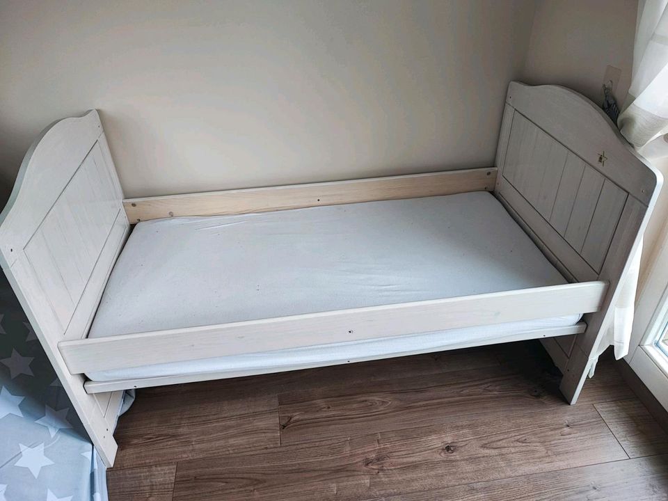 Gitterbett Kinderbett Echtholz 70x140 weiß mit Matratze Ikea in Leipzig