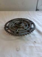 Kettenrad MZ 125/150 komplett mit Achse und Tachoantrieb DDR Sachsen-Anhalt - Kabelsketal Vorschau