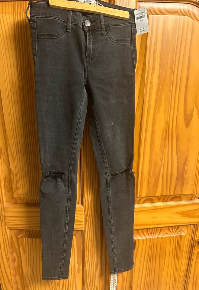 Hollister Jeans !NEU! W23 XXS Zara destroyed look jeans in Königsbrunn