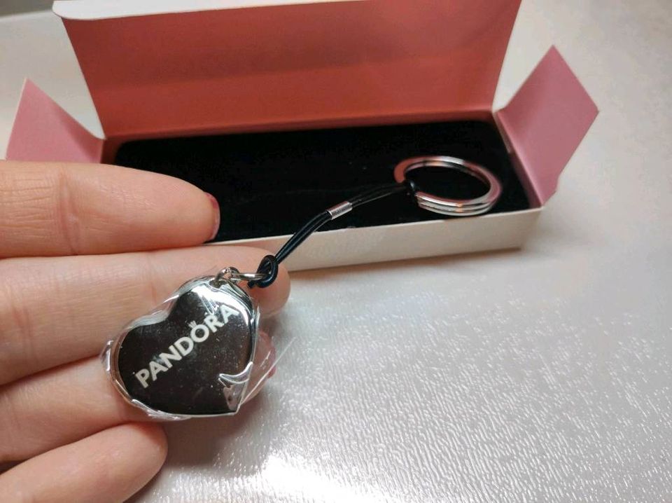 Original Pandora Schlüsselanhänger XXL Markenlogo Herz Charm Gift in  Nordrhein-Westfalen - Übach-Palenberg | eBay Kleinanzeigen ist jetzt  Kleinanzeigen