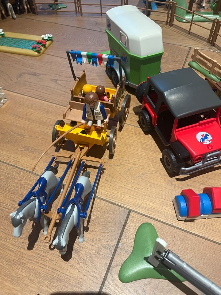 Playmobil Reitplatz,Auto-Pferdeanhänger,Kutsche,Pferdewaschplatz in Neuss