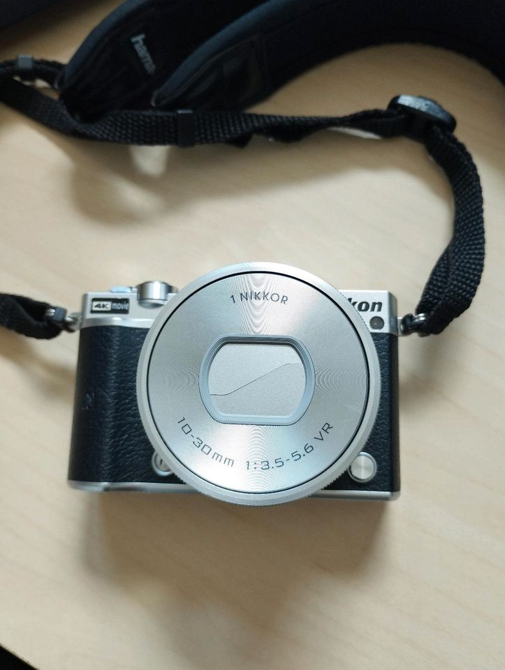 Nikon 1 J5 Kamera Spiegellos inkl.Zugehör 10-30mm in Nürnberg (Mittelfr)