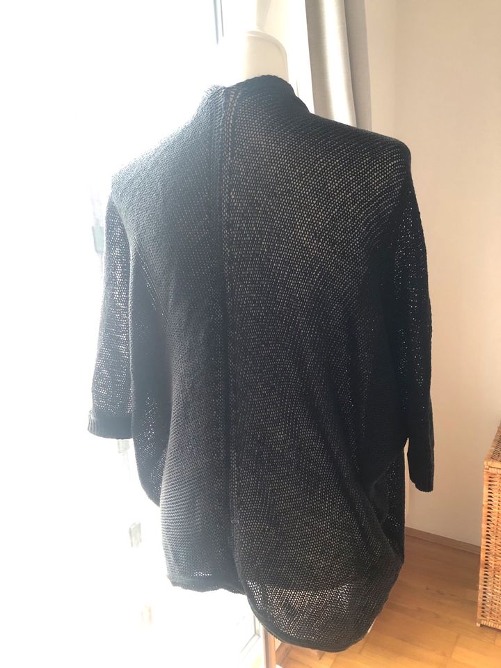 Schwarze Strickjacke in München