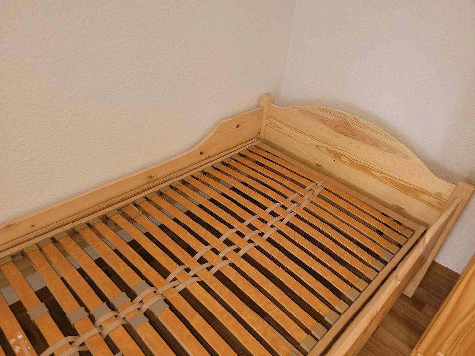 Kiefernholzbett 1m×2m Bett in Halle