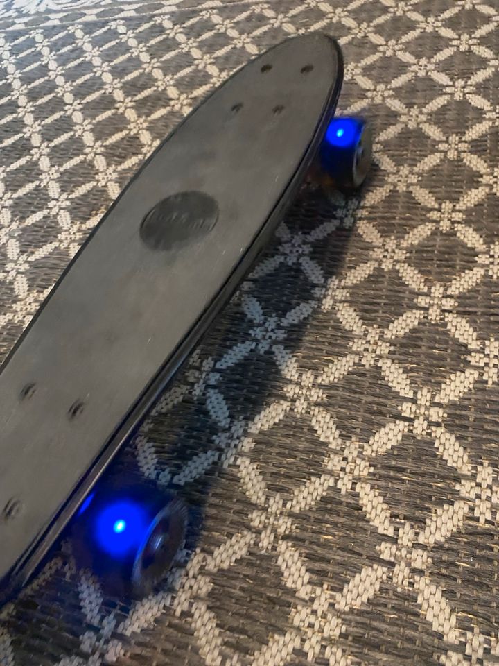 Pennyboard Schwarz Leuchtet LED Räder mit Hülle in Stade