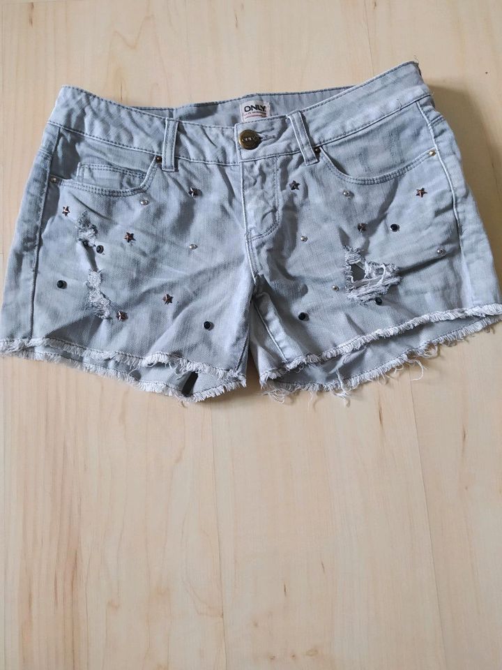 Graue Shorts mit Nieten in Hannover