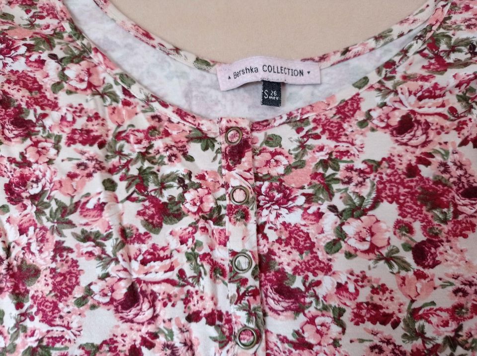 Bershka Shirts Blumenmuster in Landshut