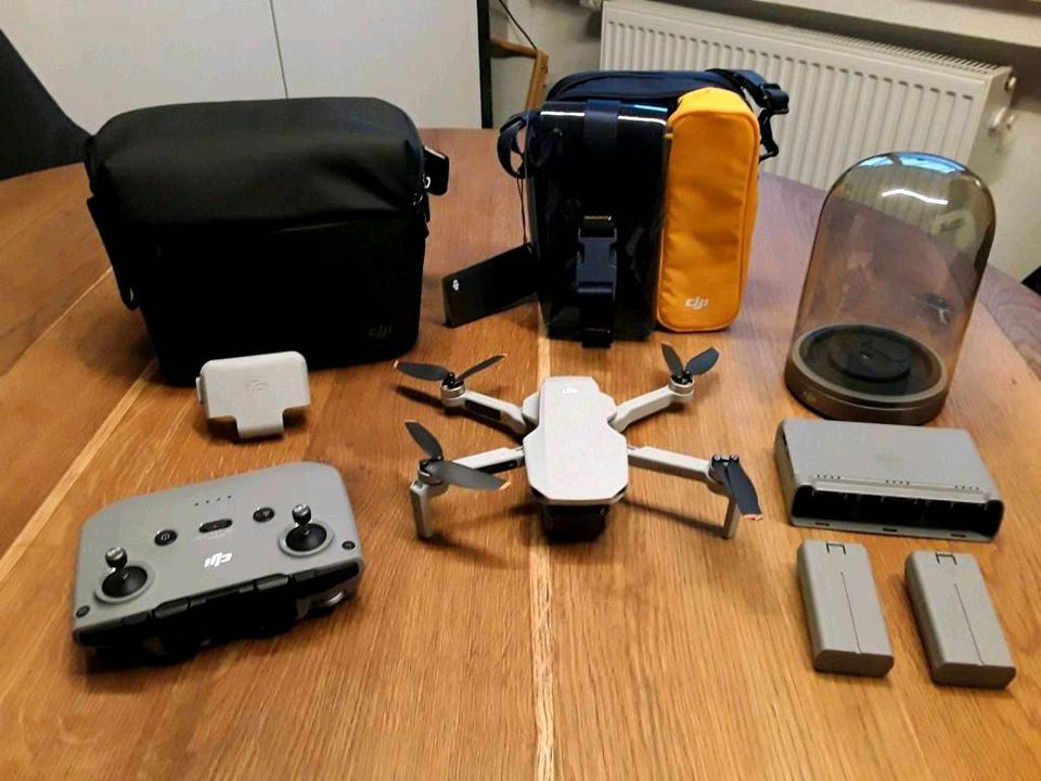 DJI Mini 2 Fly More Combo 4 K Kameradrone neu mit viel Zubehör! in Beverungen