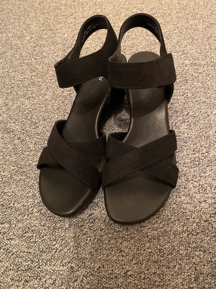 Damen Schuhe Sandalen Gr 40 neu schwarz in Hürth