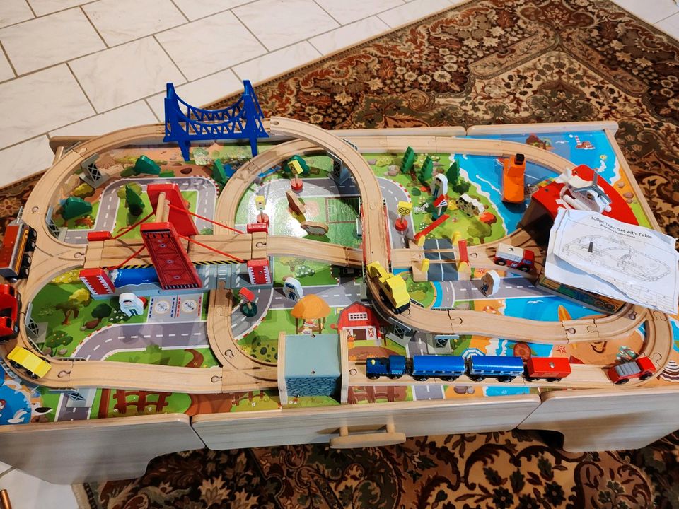 Eisenbahntisch mit Eisenbahn und Spieltisch aus Holz in Lauter