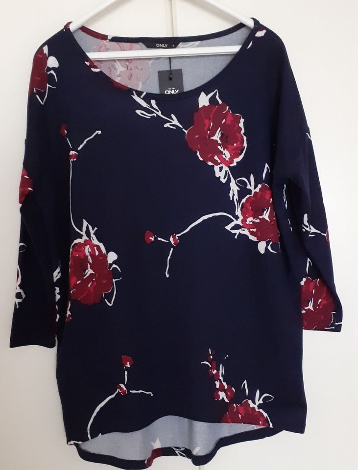 Shirt mit Blumenmuster von Only Größe M Farbe blau in Mainz