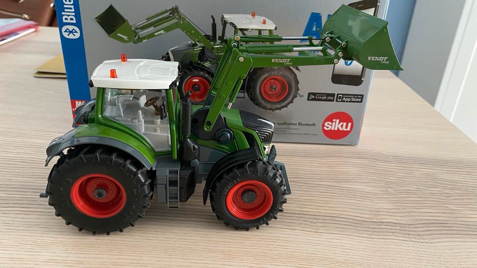 Siku Control/ Fendt 933 Vario mit Frontlader und App-Steuerung in Leipzig