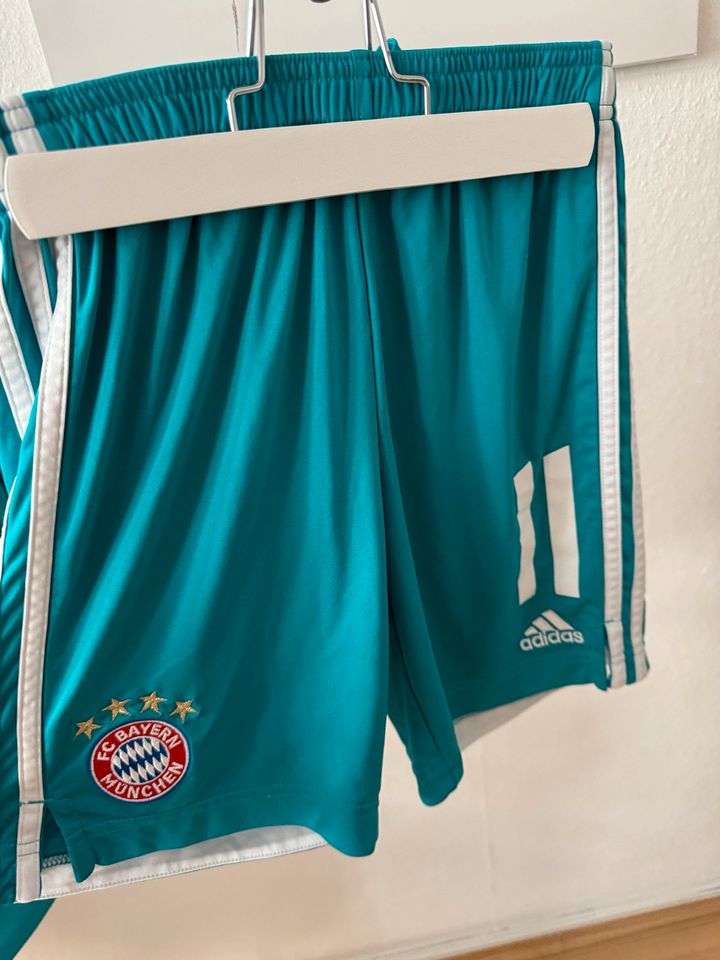 ‼️ Set aus Short und Shirt Adidas Sport 152 grün Bayern München in Hardheim