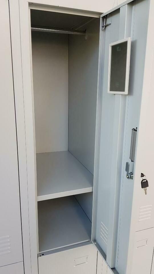 100x 3-türiger Spind Umkleideschrank Stahlspind Garderobenschrank in Berlin