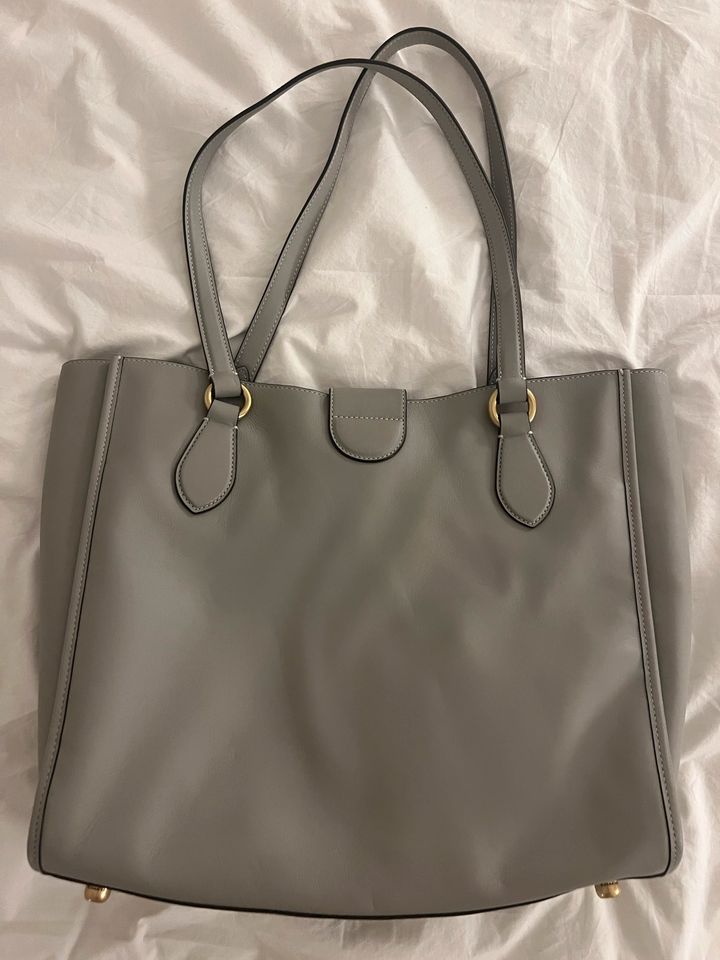 Coach Theo Tote in grau in München