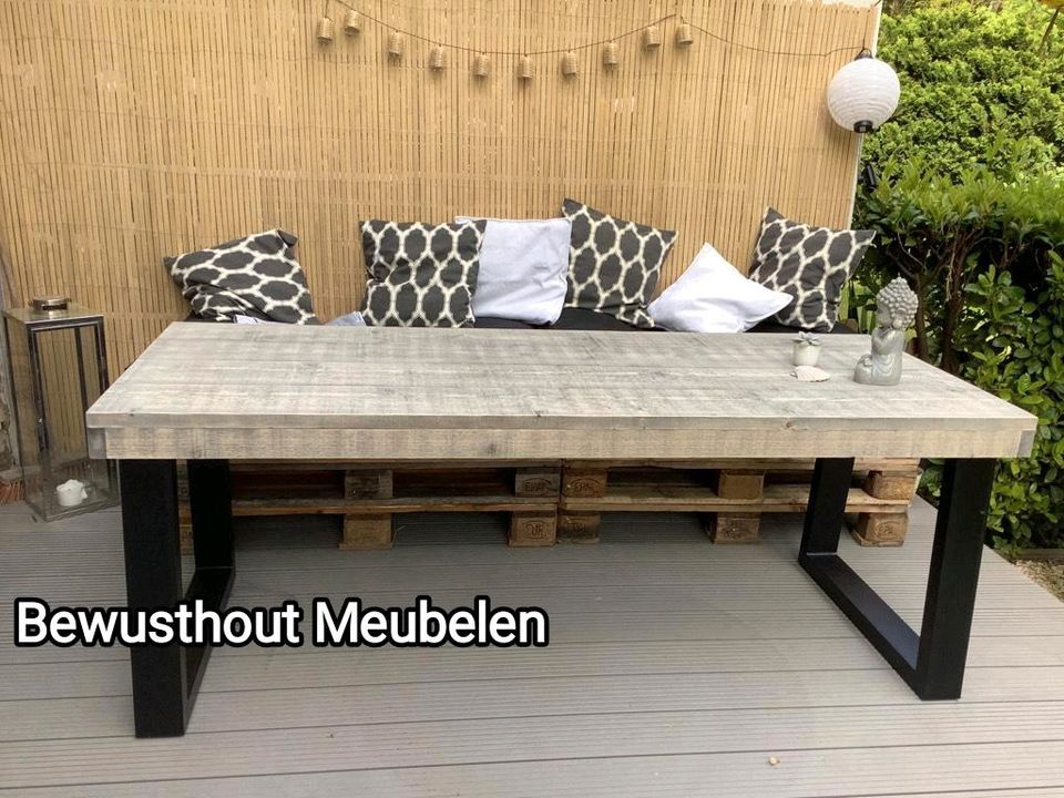 Wunderschöner Gartentisch Gerüstholz mit Tischbeinen aus Stahl!! in Oberhausen