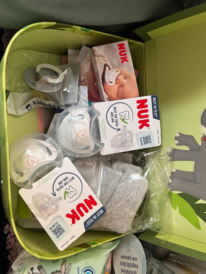Baby Erstlings Ausstattung Pampers Windeln Schnuller Mütze in Mainz