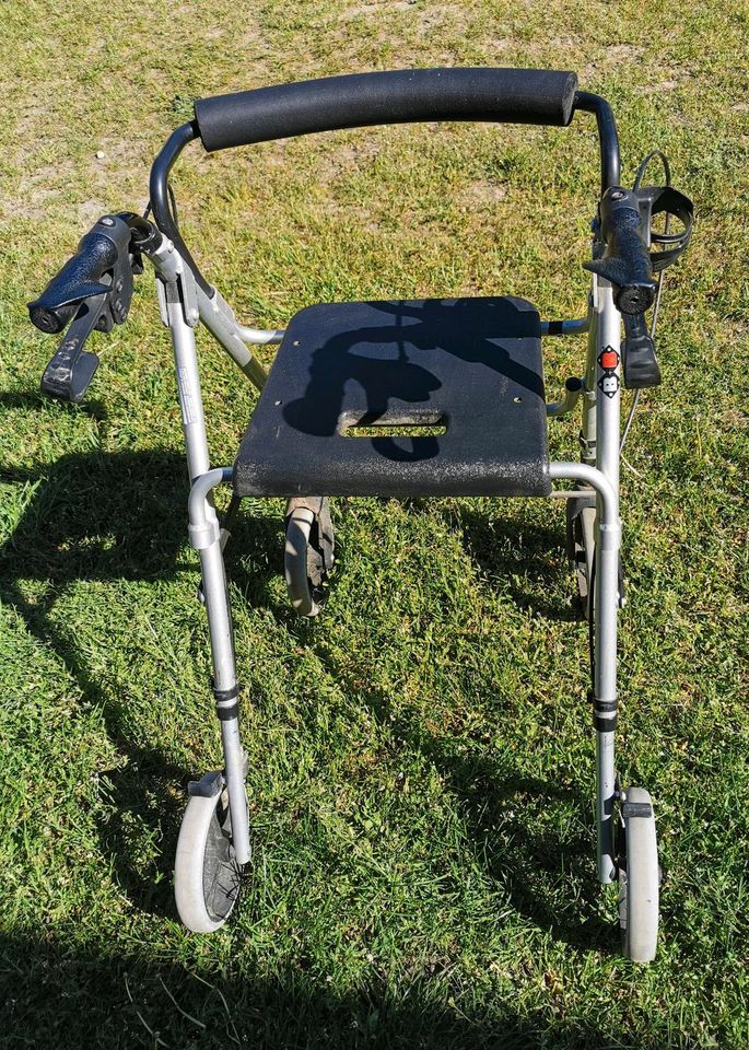 Gut erhaltener Rollator in Viereck