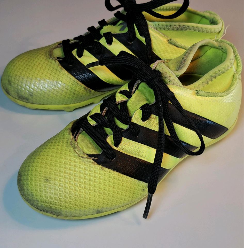 Adidas Fußballschuhe Junge Mädchen neon gelb schwarz Gr. 29 in Göttingen