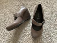 Janet D Pumps Echt Leder Taupe Keilabsatz Gr. 36 Neu Nordrhein-Westfalen - Troisdorf Vorschau