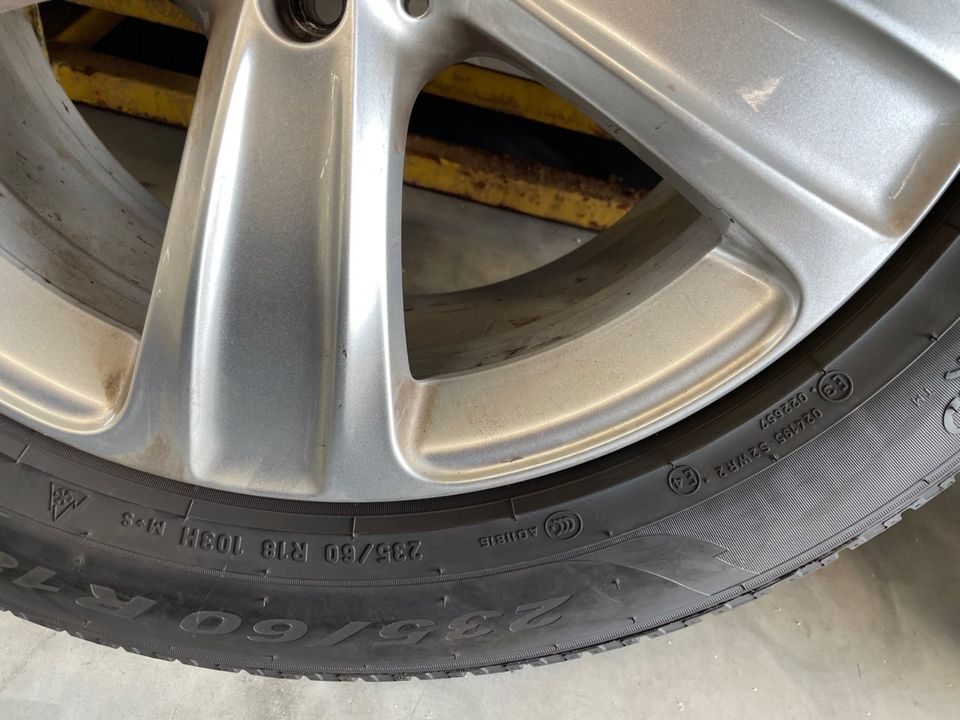 Winterreifen auf Alufelge Pirelli 235/60 R18 von einem Mercedes in Weener