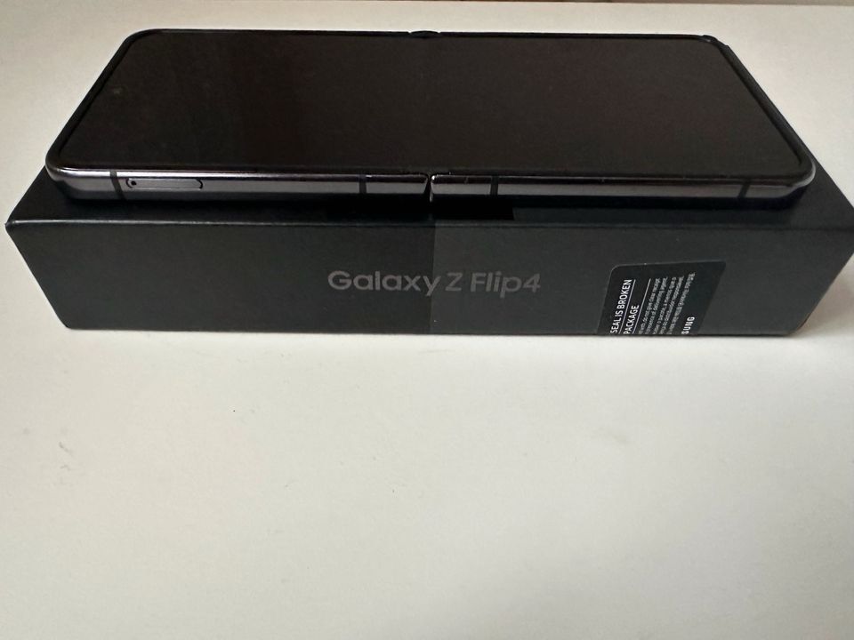 Samsung Galaxy Z Flip4 SM-F721B 128GB Graphite Wie Neu in Dortmund