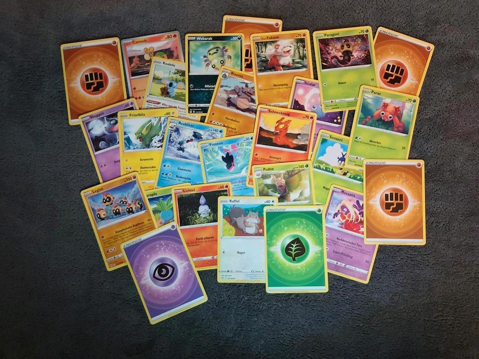 26 Pokemon Karten + 11 Codes fürs Sammelkartenspiel in Kamenz