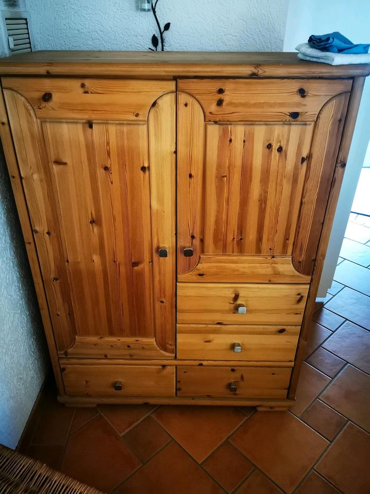 Kommode Wäscheschrank Holz massiv in Schöffengrund